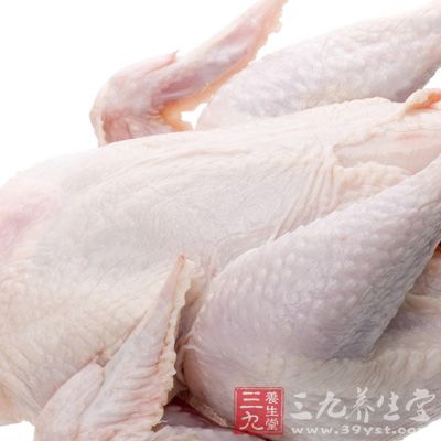 再把鸡放入煮10分钟，关火。鸡取出，用冰水泡上