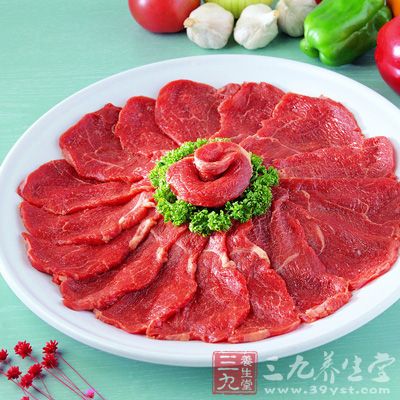 更需要食用一些补血的食物，如牛肉、桂圆