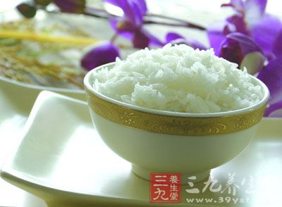 根据家里的人口把米淘好，并装在锅胆里