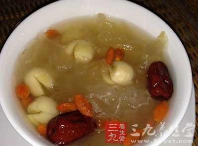银耳莲子粥一碗或脱脂羊奶一杯