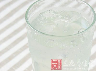 因为小苏打粉是碱性,皮肤分泌的油脂是酸性 因为小苏打粉是碱性,皮肤分泌的油脂是酸性