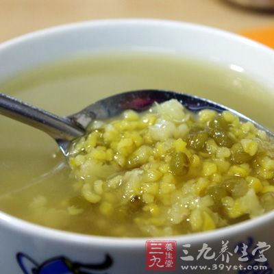 适当给孩子喝些绿豆汤，稀饭等易消化食物