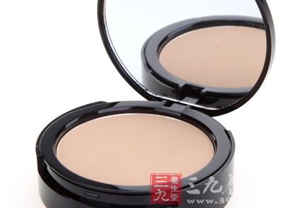 相比较起来粉粒会比两用粉饼略粗,相当于便于携带的蜜粉 相比较起来粉粒会比两用粉饼略粗,相当于便于携带的蜜粉