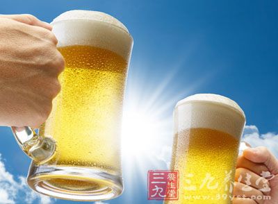 啤酒中含有酒精，此外一般啤酒还含有植物酿酒时萃取的精华物质