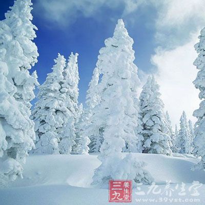 冬天，对于北半球，太阳光是斜射的，所以各地天气都比较冷