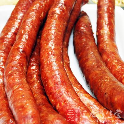 加入咸肉、香肠、火腿、板鸭丁 加入咸肉、香肠、火腿、板鸭丁