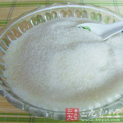 我们可以看到一部分酱油渍已经沾到了白糖上，然后用水清洗，即可除去污渍