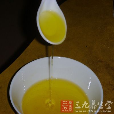 洗脸后，用1滴医用茶油直接涂痘痘处