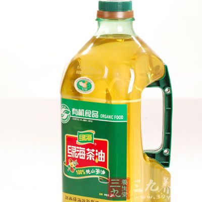 用一半的茶油将红萝卜碎炒香、炒软，并调味