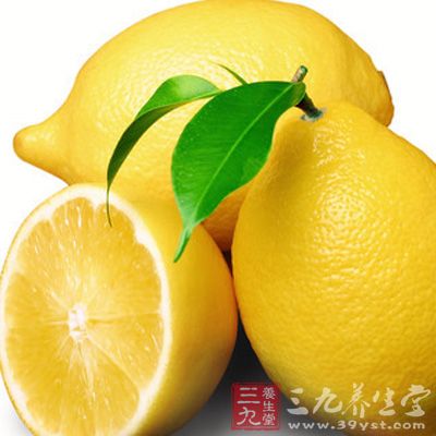 用柠檬榨汁,用汁液洗脸可使皮肤保持滑润健美 用柠檬榨汁,用汁液洗脸可使皮肤保持滑润健美