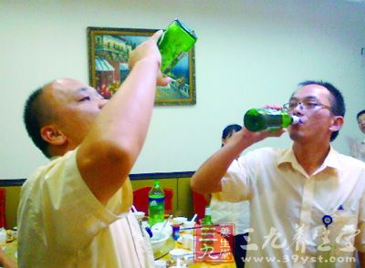 网络拼酒 愈演愈烈 明知酗酒伤身何以命相拼