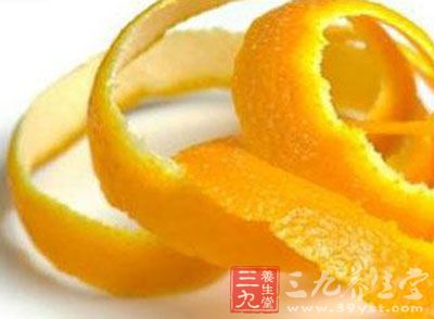橘子皮对准鼻孔猛然一挤,使挤出的汁液喷入鼻腔,鼻子很快就会通气 鼻子不通气小妙招