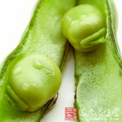 蚕豆中的蛋白质含量丰富，且不含胆固醇，可以提高食品营养价值