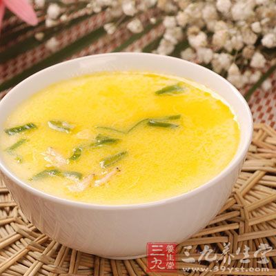 烧一锅清水,放上蒸隔 烧一锅清水,放上蒸隔