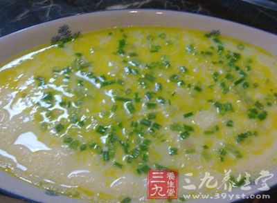 新鲜鸡蛋一个。磕入碗中,用打蛋器调散 新鲜鸡蛋一个。磕入碗中,用打蛋器调散