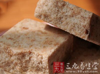 压缩饼干是用膨化粉、白糖、花生油、食盐、芝麻、水制作而成