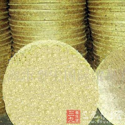 将绿豆去净杂质，浸水4小时，捞起放入锅中