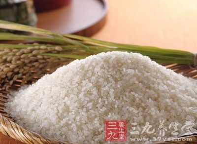 将食米经浸润、蒸煮、干燥等处理