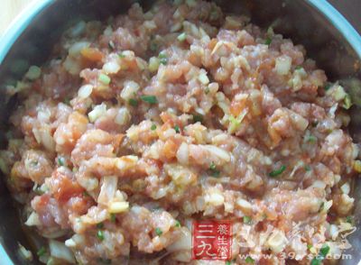 饺如按原料的性质来分,大体可分为荤馅、素馅和肉菜馅三大类 饺如按原料的性质来分,大体可分为荤馅、素馅和肉菜馅三大类