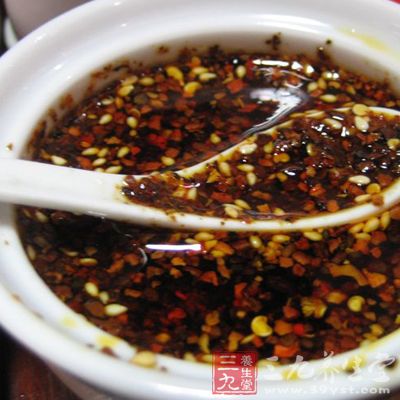 辣椒碎里加入适量的清水 辣椒碎里加入适量的清水