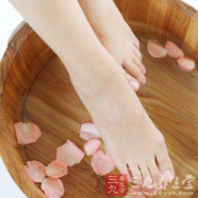 提高睡眠质量,在温水中加入几匙白醋