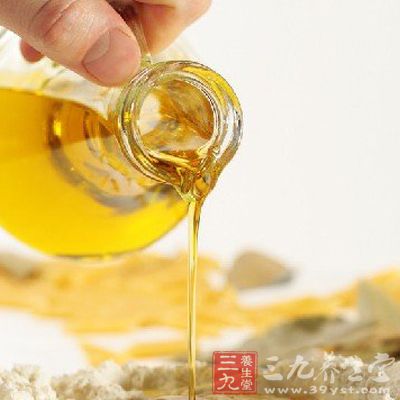 倒入色拉油，油温热的时候下姜丝和葱段爆香