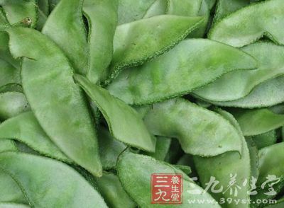 倒入扁豆，用锅中余油大火煸炒