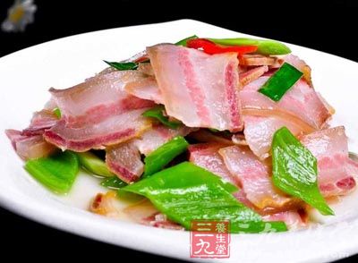 腌好的五花肉一块,萝卜干少许 腌好的五花肉一块,萝卜干少许