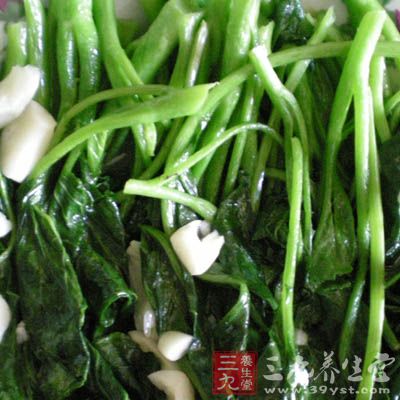 将橄榄清洗干净,用清水浸渍漂洗 将橄榄清洗干净,用清水浸渍漂洗