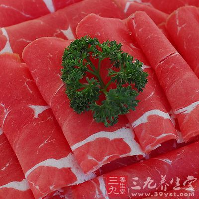 将牛肉片盛入碗内，先下盐拌合