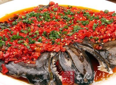 以鱼头的“味鲜”和剁辣椒的“辣”为一体,风味独具一格 以鱼头的“味鲜”和剁辣椒的“辣”为一体,风味独具一格