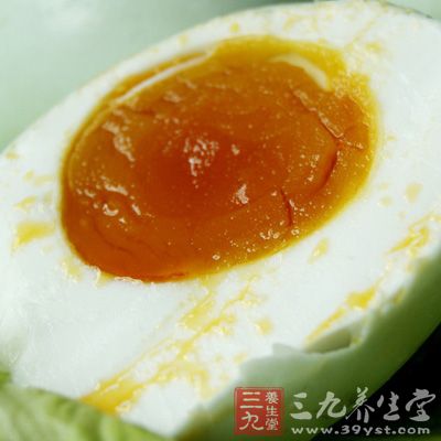 咸鴨蛋薏米煲鴨是一道養(yǎng)生的滋補湯水