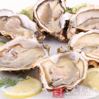 水沸后加入切成小块的豆腐、海蛎,稍稍搅匀后再加盖煮片刻 水沸后加入切成小块的豆腐、海蛎,稍稍搅匀后再加盖煮片刻