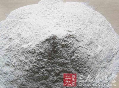 全体白色至灰白色