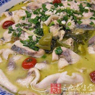 炒锅烧热,放入3汤匙的油 炒锅烧热,放入3汤匙的油