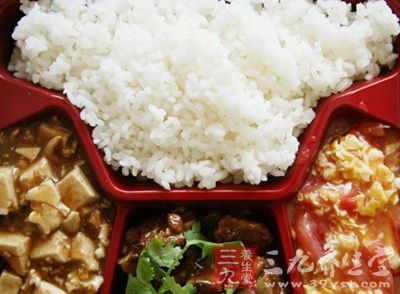 揭秘"黑盒饭" 超九成摊主用白色桶装油