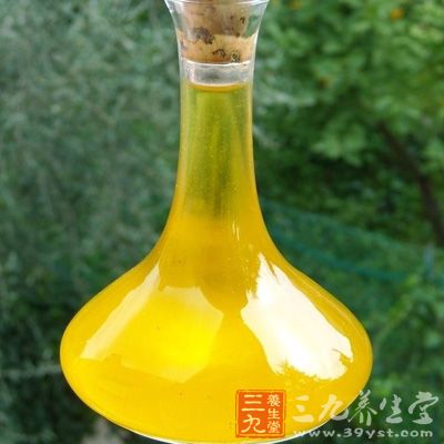 隔绝空气，可选用绿色或棕色玻璃瓶或陶瓷器皿盛装