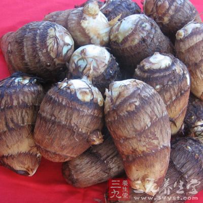 芋頭為堿性食品，能中和體內(nèi)積存的酸性物質(zhì)，調(diào)整人體的酸堿平衡