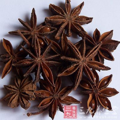 在高压锅里，放1tbsp油，炒香姜片、葱段、八角