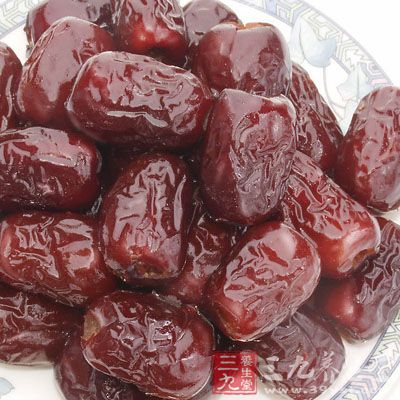 将所有材料放入炖盅里，加入热水