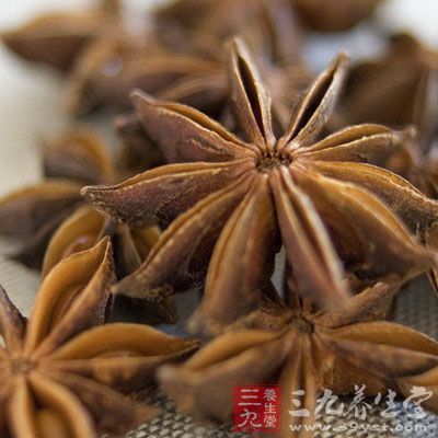 聚合果排成星芒状,直径2.5~3.5厘米,成熟心皮红棕色 聚合果排成星芒状,直径2.5~3.5厘米,成熟心皮红棕色