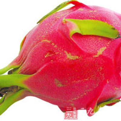 火龙果剥去壳取肉，切成块，果壳洗净留用