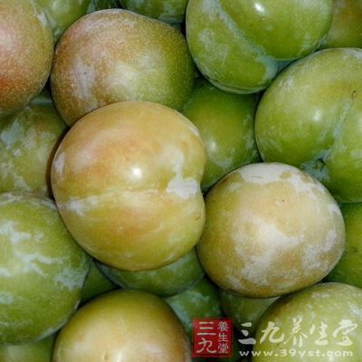 雞肉屬溫補(bǔ)食品，李子性寒，二者同吃，有損脾胃