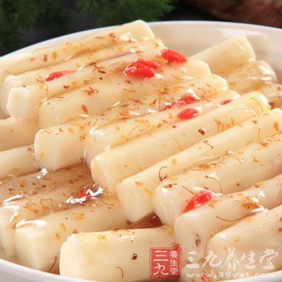 新鲜山药去皮,刮洗干净,切成小丁状待用 新鲜山药去皮,刮洗干净,切成小丁状待用