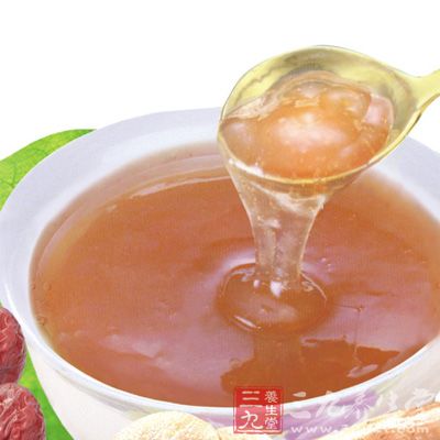 用冷開水少許調(diào)稀，再以沸水沖調(diào)成糊狀食