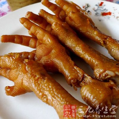 雞爪的營養(yǎng)價值頗高，含有豐富的鈣質(zhì)及膠原蛋白