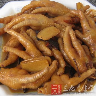 雞爪的營(yíng)養(yǎng)價(jià)值頗高，含有豐富的鈣質(zhì)及膠原蛋白