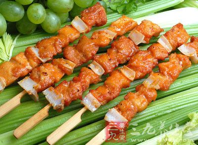 称重量,准备大约700克鸡碎肉和300克左右的脆骨 称重量,准备大约700克鸡碎肉和300克左右的脆骨