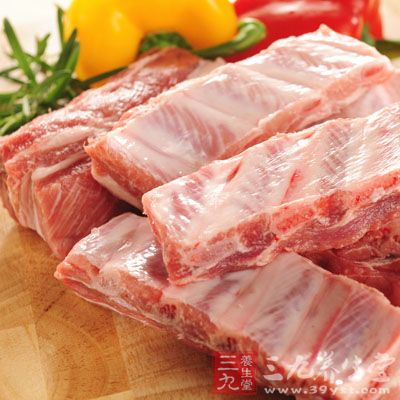 排骨切块洗净,入沸水汆烫一下捞出 排骨切块洗净,入沸水汆烫一下捞出