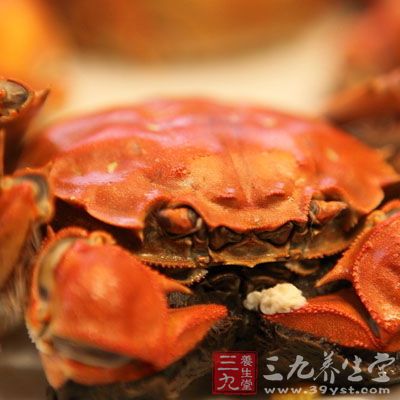 大闸蟹2只，葱段、姜末、柠檬、米醋、糖、啤酒各适量